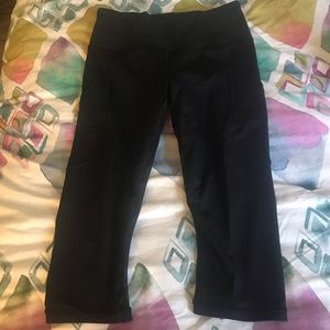 💛 Lululemon black crop leggings with mesh size 6